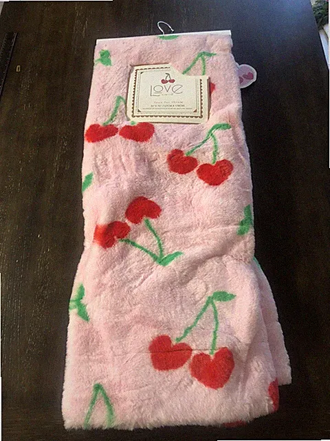 New Cupcakes And Cashmere Faux Fur Super Soft Throw Blanket Valentines Day Heart